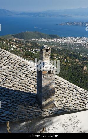 Premier plan sur le toit traditionnel en pierre de Makrinitsa en arrière-plan ville de Volos sur le golfe de Pagassitikos, Grèce Banque D'Images