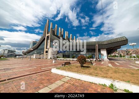 Palais de la Jeunesse et du Sport en vierge (ancien Boro i Ramiz). Pristina, Prishtinë, Kosovo, République de Serbie Banque D'Images