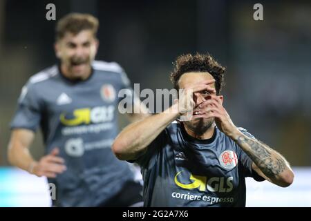 Turin, Italie, 9 juin 2021. Andrea Arrighini de l'US Alessandria fête après avoir obtenu un score pour mettre temporairement le jeu à 1-1 lors du match de la série C au Stadio Giuseppe Moccagatta - Alessandria, Turin. Le crédit photo devrait se lire: Jonathan Moscrop / Sportimage Banque D'Images