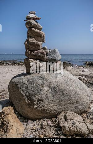 rochers empilés sur la plage Banque D'Images