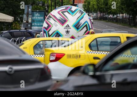 Bucarest, Roumanie - 06 juin 2021 : un ballon de match géant officiel de l'UEFA EURO 2020 est présenté à une grande intersection de Bucarest. Banque D'Images