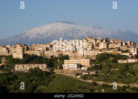 Vue sur la ville de montagne de Centuripe en Sicile, en arrière-plan le volcan enneigé Etna, Italie Banque D'Images