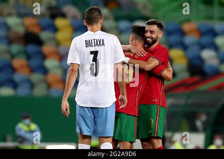 Lisbonne, Portugal. 9 juin 2021. Bruno Fernandes du Portugal (R ) fête avec Pedro Goncalves après avoir marquant son deuxième but lors du match international de football amical entre le Portugal et Israël, au stade Jose Alvalade à Lisbonne, Portugal, le 9 juin 2021, en avance sur le Championnat d'Europe euro 2020 de l'UEFA. Crédit : Pedro Fiuza/ZUMA Wire/Alay Live News Banque D'Images