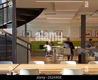 Étage intermédiaire avec supports de bureau. Bureaux de PAN Macmillan, Londres, Royaume-Uni. Architecte: Studio soigné, 2019. Banque D'Images