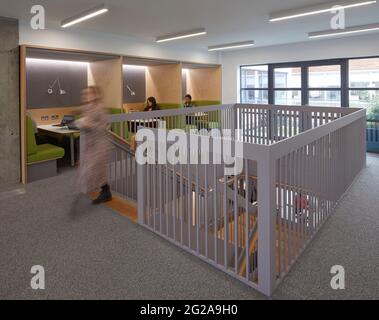 Étage intermédiaire avec supports de bureau. Bureaux de PAN Macmillan, Londres, Royaume-Uni. Architecte: Studio soigné, 2019. Banque D'Images