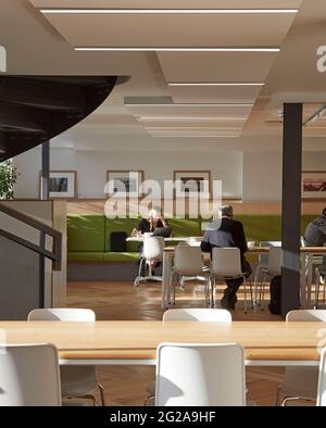 Étage intermédiaire avec supports de bureau. Bureaux de PAN Macmillan, Londres, Royaume-Uni. Architecte: Studio soigné, 2019. Banque D'Images