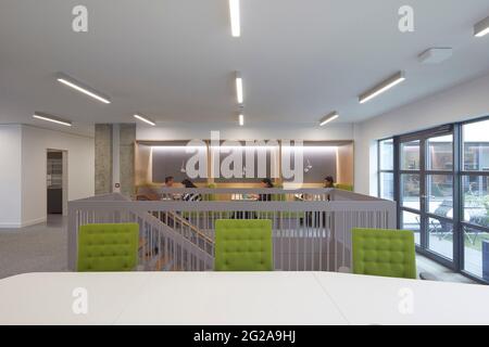 Étage intermédiaire avec supports de bureau. Bureaux de PAN Macmillan, Londres, Royaume-Uni. Architecte: Studio soigné, 2019. Banque D'Images