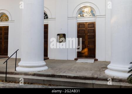 Grandes colonnes blanches à l'extérieur de la First Baptist Church en Caroline du Sud Banque D'Images