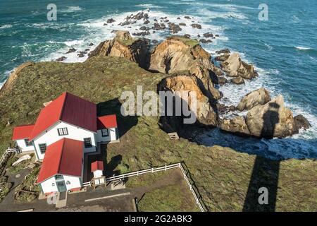 Vue des gardiens - le bâtiment de signalisation de brouillard de 1896 demeure, abritant le Pt. Arena Lighthouse Store. Point Arena, Californie, États-Unis Banque D'Images