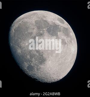 Gros plan du télescope photo de la lune gibbeuse à la cire Banque D'Images