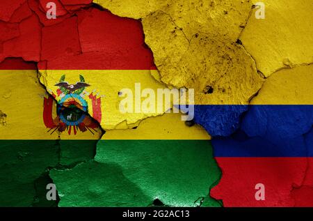 Drapeaux de la Bolivie et de la Colombie peints sur un mur fissuré Banque D'Images