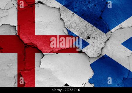 Drapeaux de l'Angleterre et de l'Écosse peints sur un mur fissuré Banque D'Images