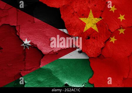 Drapeaux de la Jordanie et de la Chine peints sur un mur fissuré Banque D'Images