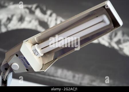 Une vue d'une ampoule fluorescente à économie d'énergie dans une lampe de bureau. Les ventes de lampes halogènes seront interdites à partir de septembre, avec des lampes fluorescentes haute énergie pour suivre, dans le cadre des plans climatiques du gouvernement. Date de la photo: Mardi 8 juin 2021. Banque D'Images