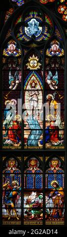 Vitraux représentant le baptême de Jésus-Christ par Jean-Baptiste. Votivkirche – Église votive, Vienne, Autriche. 2020-07-29 Banque D'Images