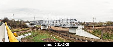 Pont métallique de chemin de fer à Kaliningrad, Russie avec voies ferrées sous le pont, vue panoramique Banque D'Images