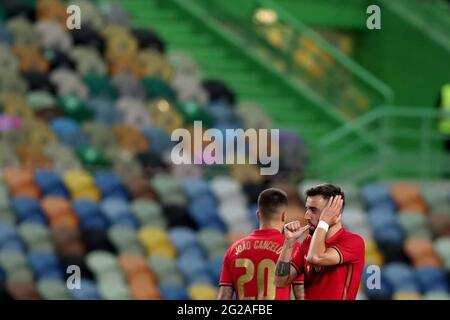 Lisbonne, Portugal. 9 juin 2021. Bruno Fernandes (R) du Portugal célèbre après avoir obtenu son score lors d'un match de football amical entre le Portugal et Israël à Lisbonne, Portugal, le 9 juin 2021. Crédit: Pedro Fiuza/Xinhua/Alay Live News Banque D'Images