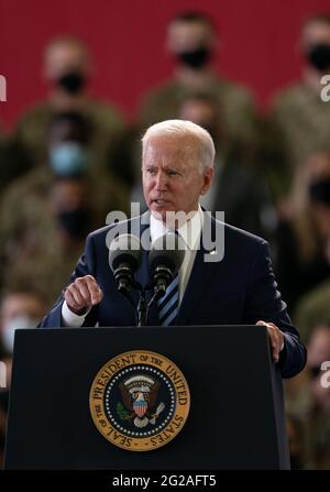 Le président AMÉRICAIN Joe Biden s'adresse au personnel militaire américain de la RAF Mildenhall à Suffolk, avant le sommet du G7 à Cornwall. Date de la photo: Mercredi 9 juin 2021. Banque D'Images