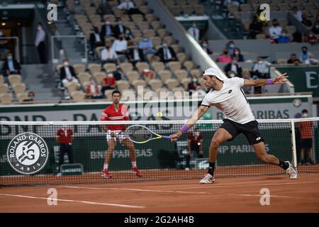 Paris, France. 9 juin 2021. Matteo Berrettini (R) d'Italie et Novak Djokovic de Serbie se disputent lors de leur quarterfinal masculin lors du tournoi de tennis ouvert à Roland Garros à Paris, France, le 9 juin 2021. Crédit: Aurélien Morissard/Xinhua/Alay Live News Banque D'Images