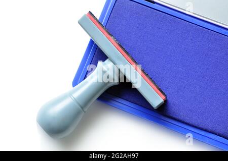 Tampon en caoutchouc sur tampon d'encre bleu Banque D'Images