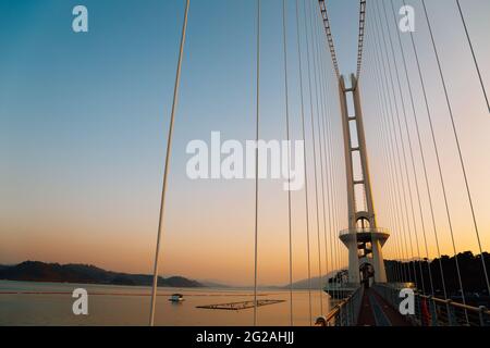 Coucher de soleil sur le lac Yedang et pont suspendu Yedangho à Yesan, en Corée Banque D'Images