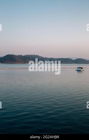 Coucher de soleil sur le lac Yedang à Yesan, Corée Banque D'Images