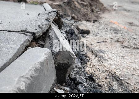 Réparation routière et reconstruction de l'approvisionnement en eau et de l'assainissement dans la ville. Banque D'Images