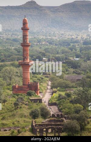 Chand Minar (Tour de la Lune, vers 1435) accueille les visiteurs au fort de Daulatabad, Maharashtra. Banque D'Images