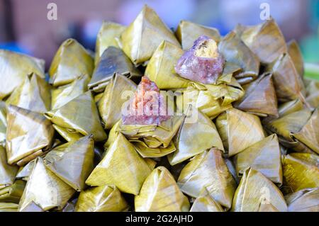 Gâteaux de riz thaïlandais enveloppés de feuilles de banane Banque D'Images