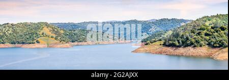 Vue panoramique sur le lac New Melones, un réservoir sur les contreforts des montagnes de la Sierra, Californie Banque D'Images
