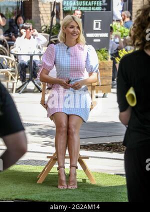 Londres, Royaume-Uni. 08 juin 2021. Holly Willoughby vu à l'extérieur des studios ITV à Londres. Crédit : SOPA Images Limited/Alamy Live News Banque D'Images