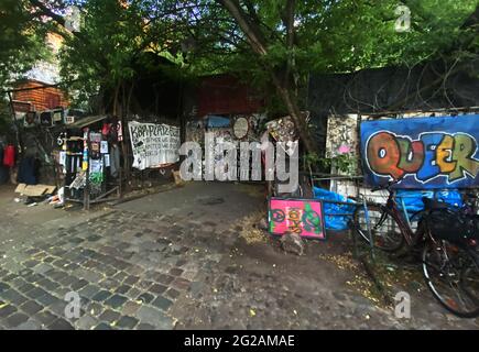 Berlin, Allemagne. 09e juin 2021. Des banderoles sont accrochées sur une clôture devant la zone occupée par les autonettoyants de gauche de la Köpenicker Straße à Berlin-Mitte. Le tribunal régional de la capitale entend jeudi l'expulsion du projet alternatif de gauche "Køpi 137" à Berlin-Mitte. Credit: Paul Zinken/dpa-Zentralbild/dpa/Alay Live News Banque D'Images