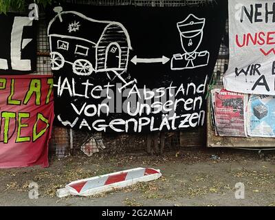 Berlin, Allemagne. 09e juin 2021. Des banderoles sont accrochées sur une clôture devant la zone occupée par les autonettoyants de gauche de la Köpenicker Straße à Berlin-Mitte. Le tribunal régional de la capitale entend jeudi l'expulsion du projet alternatif de gauche "Køpi 137" à Berlin-Mitte. Credit: Paul Zinken/dpa-Zentralbild/dpa/Alay Live News Banque D'Images