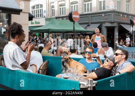 Londres, Royaume-Uni. 7 juin 2021. Une serveuse prend des photos de clients dans un pub de Soho, Londres. Pendant le week-end, le gouvernement britannique a levé les restrictions imposées sur les services de restauration par rapport à COVID, une foule de personnes a inondé des restaurants, bars et pubs dans le centre de Londres pour prendre un verre. Les restaurants font de leur mieux pour assurer une hygiène dans leurs locaux et adoptent toujours des mesures pour maintenir une distance de sécurité entre les tables. Les gens sont très enthousiastes à l'idée de la réouverture à Londres. Credit: Belinda Jiao/SOPA Images/ZUMA Wire/Alamy Live News Banque D'Images