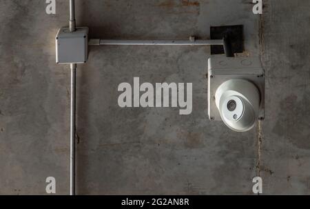 Caméras de surveillance modernes pour montage au plafond sur un mur en béton dans le parking. Le concept de surveillance et d'inspection visuelle qui a été d Banque D'Images