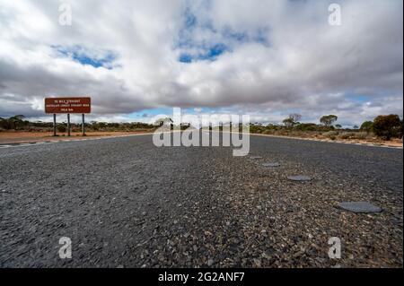 '90 Mile Straight' sur l'Eyre Highway entre Balladonia et Caiguna sur la plaine de Nullarbor en Australie occidentale Banque D'Images