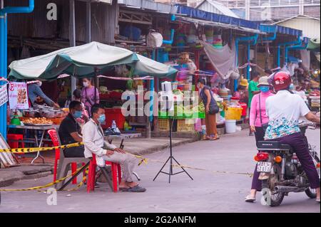 En raison d'une épidémie de COVID - 19, le marché de Kandal est fermé et fermé. Les agents de sécurité, portant des masques/couvertures protecteurs, ont un point de contrôle qui entre et sort du marché pendant la pandémie du coronavirus. Phnom Penh, Cambodge. 9 juin 2021. Crédit : Kraig Lieb Banque D'Images