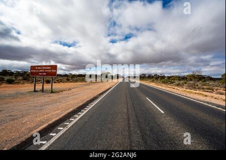 '90 Mile Straight' sur l'Eyre Highway entre Balladonia et Caiguna sur la plaine de Nullarbor en Australie occidentale Banque D'Images