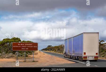 '90 Mile Straight' sur l'Eyre Highway entre Balladonia et Caiguna sur la plaine de Nullarbor en Australie occidentale Banque D'Images