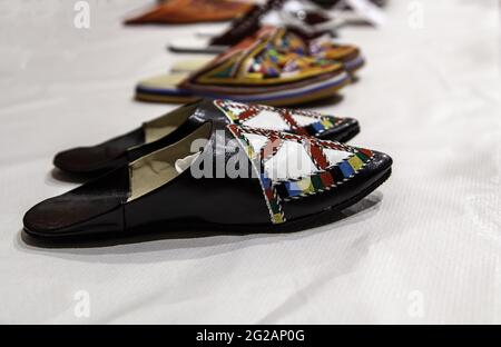 Pantoufles marocaines dans la boutique d'accessoires arabes, style de vie Banque D'Images