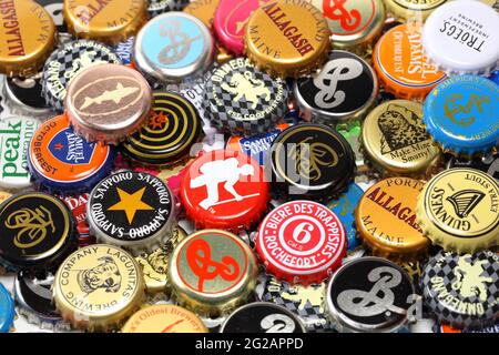 Une collection colorée et éclectique de capsules de bouteille Banque D'Images