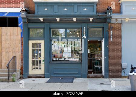 Dottie's Donuts, 509 S 6th St, Philadelphie, PA. Façade extérieure d'une boutique de beignets végétaliens dans le quartier de Queen Village. Banque D'Images