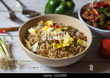 Cuisine chinoise œuf et légumes riz frit dans un bol. Gros plan. Banque D'Images