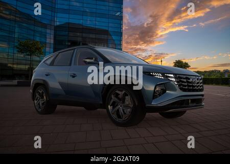 Hyundai Tucson dans le parking en face d'un immeuble de bureaux moderne Banque D'Images