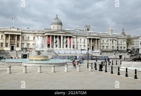 Londres, Royaume-Uni - 21 avril 2021 : vue légèrement surélevée sur Trafalgar Square en direction de la National Gallery, dans le centre de Londres, sur une route froide Banque D'Images