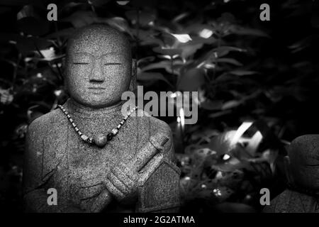 Une statue dans un jardin près du temple Meigetsu-in, construit en 1394, à Kamakura, au Japon. Banque D'Images