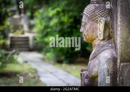 Une statue sur le temple Ankokuronji, achevée en 1253, et près de Kamakura, au Japon. Banque D'Images