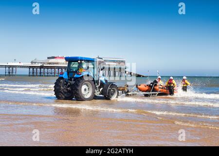 30 juin 2019 : Cromer, Norfolk, Royaume-Uni - le canot de sauvetage côtière RNLI est poussé en mer pendant l'exercice d'entraînement. Banque D'Images