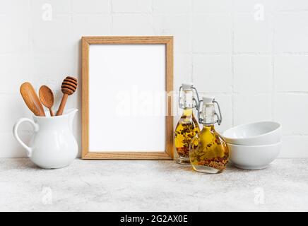 Cadre en bois vide avec fond blanc à l'intérieur de la cuisine. Banque D'Images