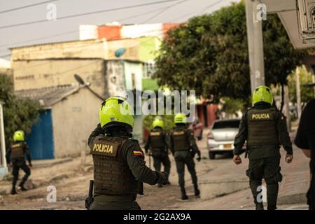 Lors d'affrontements avec des manifestants, des policiers colombiens ont joué un match qualifiant pour la coupe du monde de Qatar de la FIFA 2022 au stade Metropolitano Roberto Melendez. Les manifestations entourant le stade se sont multipliées par des affrontements avec la police anti-émeute colombienne (ESMAD) contre les troubles et les brutalités policières à Barranquilla. Colombie le 8 juin 2021. Banque D'Images